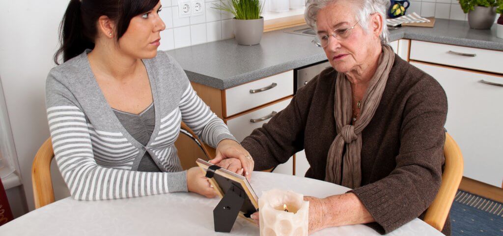 Bestattungsunternehmen hilft bei der Organisation der Trauerfeier bzw. unterstützt die Trauernden