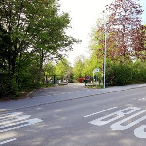 Friedhof Untertürkheim zweiter Eingangsbereich Straße