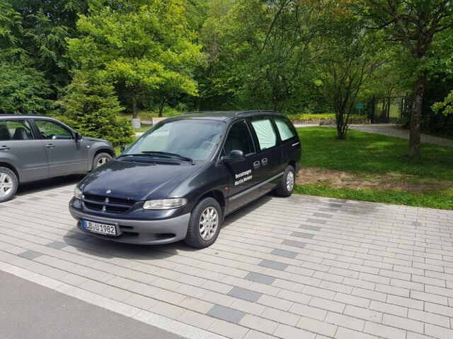 Waldfriedhof Gerlingen Parkplatz mit Bestattungskraftwagen
